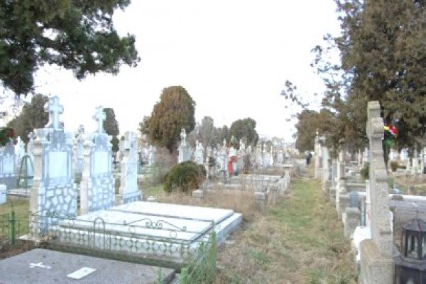 Incendiu în cimitirul din Comana: vegetaţia uscată a luat foc!